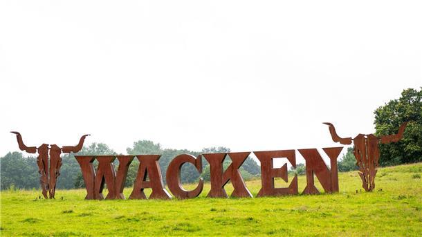 Blasmusik statt Rockmusik Wacken ist der Name eines kleinen Ortes im Norden von Deutschland. Auch ein großes Festival heißt so.