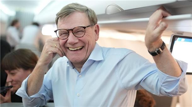 Bilder des Tages Wadephul lacht auf dem Rückflug – Abschluss seiner Nahostreise in Israel