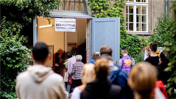 Wählerinnen und Wähler warten im September 2021 im Stadtteil Prenzlauer Berg in einer langen Schlange vor einem Wahllokal.
