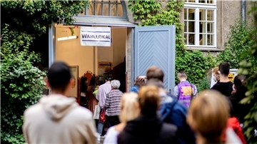 Wählerinnen und Wähler warten im September 2021 im Stadtteil Prenzlauer Berg in einer langen Schlange vor einem Wahllokal.