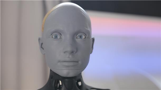 Ein Roboter steht in einem Seniorenheim.