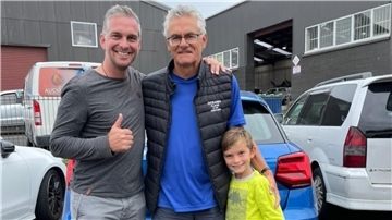 Während der Anreise, bei einer Zwischenlandung in Auckland, gab es für Tim Meyer (links) und Sohn Yann sogar noch ein kurzes Treffen mit Werder-Legende Wynton Rufer.