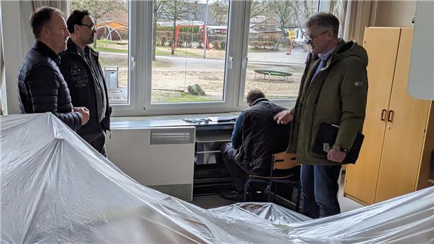 Erste Schule der Gemeinde mit Raumluftfiltern ausgestattet Installationsarbeiten in den Klassenräumen der Grundschule Bokel