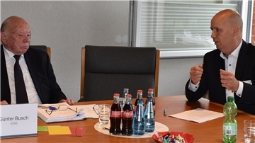 Das Foto ist während der jüngsten Sitzung des Stadlander Gemeinderates entstanden, bei der es um die Frage geht, ob Stadland einer Gewerbepark-Gesellschaft beitreten soll. Links ist CDU-Fraktionschef Günter Busch, rechts Lutz Stührenberg von der Wirtschaftsförderung Wesermarsch zu sehen.
