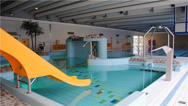 Während der Corona-Pandemie zeigte sich das Zevener Hallenbad menschenleer. Wenn die beschlossenen Sanierungsarbeiten beginnen, wird der Betrieb im Aquafit erneut für lange Zeit eingestellt. Ob es da um 20 Monate oder mehr geht, wird sich während der Bauphase zeigen.
