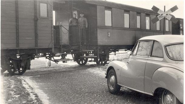 Während der Fahrt draußen stehen - das konnten die Passagiere der ButjadingerBahn. Hier wartet ein Auto an einem Butjadinger Bahnübergang darauf, dass der Zug durchfährt.