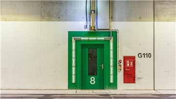 ein Notausgang in einem Tunnel