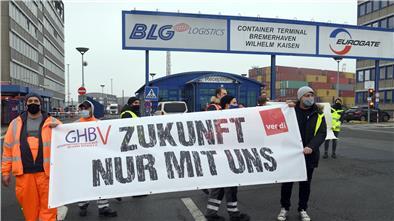 Während der Insolvenzantrag Anfang Dezember gestellt wurde, demonstrierten die Hafenarbeiter vor dem Gatehouse. Nun liegt das Sanierungskonzept vor. Laut Gewerkschaft Verdi ist dort von Kündigungen die Rede.