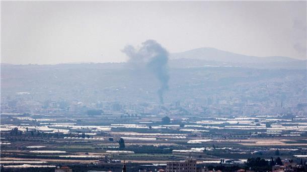 Während der israelischen Militäroperation steigt Rauch über der Stadt Dschenin im Westjordanland auf.