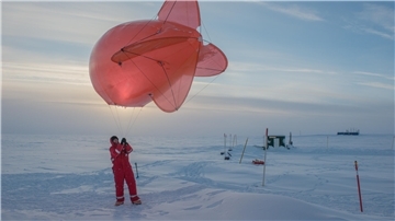 Wissenschaftler lassen auf einer Eisscholle einen großen Messballon starten.