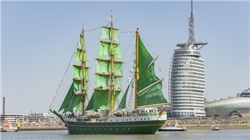 Während der Sail 2025 begrüßte die „Alex“ die Menschenmengen am Ufer vor der Bremerhavener Skyline mit dem Sail City.
