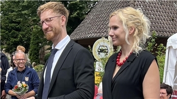 Ein Mann und eine Frau stehen nebeneinander.