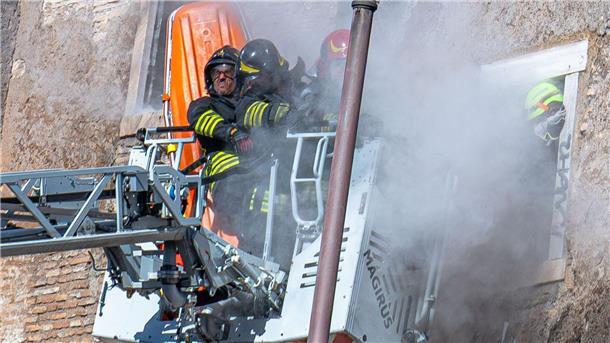 Während des Rettungseinsatzes der Feuerwehr stürzte ein weiterer Teil des Turms ein.