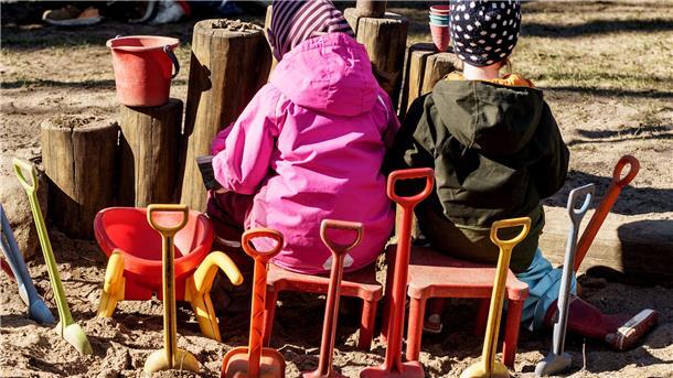 Kinder spielen auf dem Außengelände einer Kita.