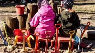 Kinder spielen auf dem Außengelände einer Kita.