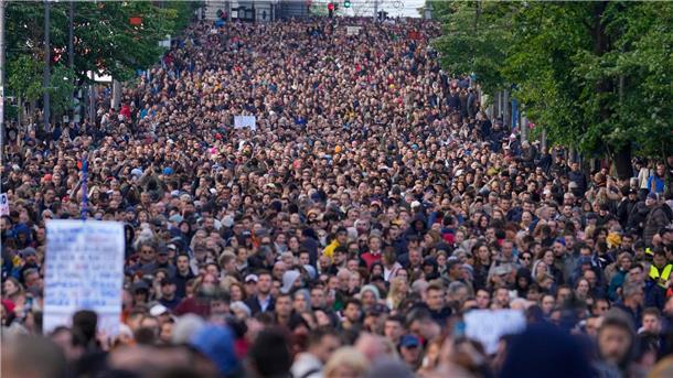 Während einer Demonstration gegen Gewalt: Menschen blockieren in Belgrad eine Autobahn.