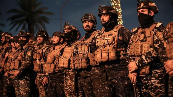 Proiranische Milizen: Irak sichert Schutz in Botschaften zu Während einer Demonstration zur Unterstützung der Palästinenser und gegen die US-Unterstützung für Israel stehen irakische Soldaten in der Nähe der US-Botschaft in Bagdad Wache. (Archivbild)