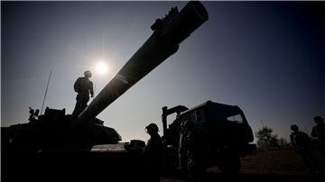 Während einer französisch-amerikanischen Militärübung im rumänischen Capu Midia steht ein französischer Soldat auf einem Kampfpanzer des Typs „Leclerc“.