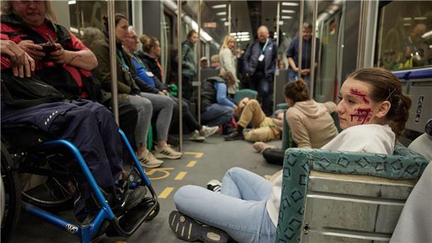 Einsatzkräfte üben Notfall im Bahn-Tunnel Während einer Notfall-Übung sitzen Komparsen in einer Bahn. Sie spielen Verletzte in einer entgleisten Bahn.