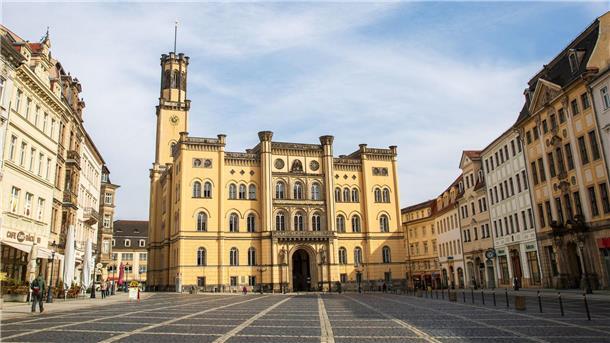 Während einer Stadtratssitzung am Donnerstagabend seien teilweise sehr aggressive Personen in den Saal gekommen, sagte Zittaus Oberbürgermeister Thomas Zenker.