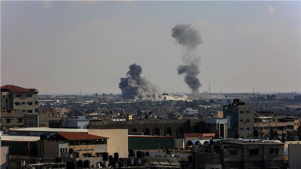 Während eines israelischen Luftangriffs steigt Rauch am Rafah-Grenzübergang zwischen Gaza und Ägypten auf.