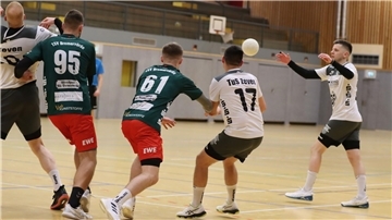 Während Felix Naerger (links) hautnah gedeckt wird, bauen Marcel Backhoff (Nummer 17) und Sebastian Bleck den Angriff auf.