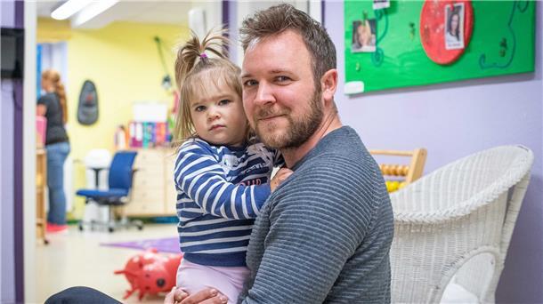 Während Florian Oswald arbeitet, kümmern sich die Mitarbeiter der Kinderkrippe seines Arbeitgebers AWI um seine Tochter Nele (2).