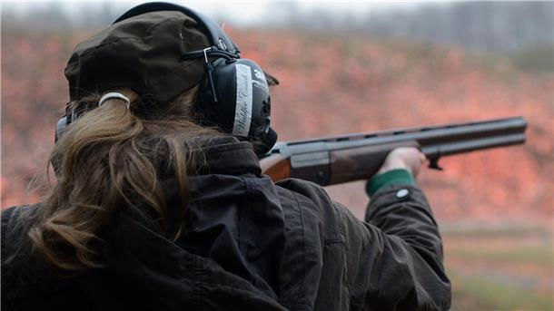 Während Jäger auf Wurftaubenständen ihre Schießfertigkeiten festigen – hier eine Aufnahme aus Nordrhein-Westfalen, fühlen sich manche Anwohner gestört von den Knallgeräuschen.