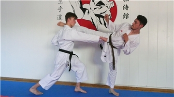 Während sich Aidan Lück (l.) auf Kata spezialisiert hat, eine festgelegte Abfolge von Schlägen und Tritten gegen imaginäre Gegner, stellt sich Edgard Merkine im Kumite dem Punktkampf gegen einen realen Gegner.