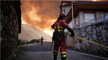 Während sich die Lage bei den Waldbränden in Spanien insgesamt leicht zu entspannen beginnt, wüten vor allem in Kastilien und León sowie in Galicien noch immer große Brände. (Archivbild)