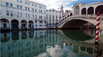Während sich einige Venezianer über die fehlenden Touristen freuen, fürchten andere um ihre Existenz.
