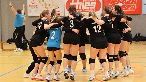 Während Trainer Axel Körner im Hintergrund die geballten Fäuste in die Höhe reckt, feiern seine Spielerinnen ausgelassen den Doppelsieg und den Klassenerhalt in der Volleyball-Oberliga.