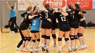 Während Trainer Axel Körner im Hintergrund die geballten Fäuste in die Höhe reckt, feiern seine Spielerinnen ausgelassen den Doppelsieg und den Klassenerhalt in der Volleyball-Oberliga.