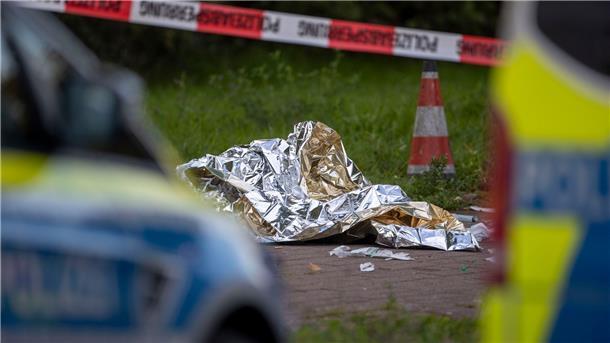 Wärmefolie liegt an dem Ort in Dormagen, an dem die Polizei einen den mutmaßlichen Täter mit Schussverletzung aufgefunden hatte.