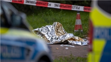 Wärmefolie liegt an dem Ort in Dormagen, an dem die Polizei einen den mutmaßlichen Täter mit Schussverletzung aufgefunden hatte.