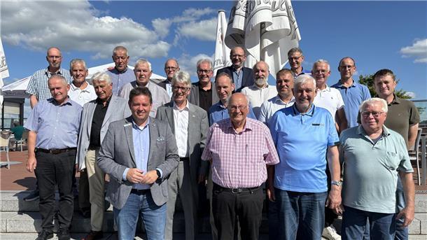 Wahl beim II. Oldenburgischen Deichband: Das Foto zeigt die ausgeschiedenen, die neuen und die wiedergewählten Ausschussmitglieder.