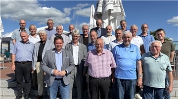 Wahl beim II. Oldenburgischen Deichband: Das Foto zeigt die ausgeschiedenen, die neuen und die wiedergewählten Ausschussmitglieder.