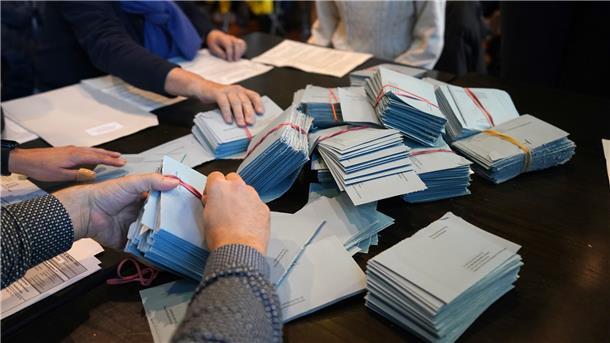 Niedersachsenwahl: Wie hat mein Wahllokal gestimmt? Wahlhelfer sortieren die Wahlzettel bei der Stimmauszählungam Tag der Landtagswahl in Niedersachsen.
