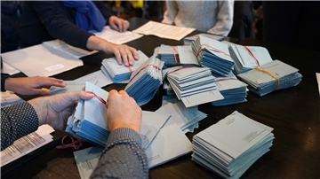 Wahlhelfer sortieren die Wahlzettel bei der Stimmauszählungam Tag der Landtagswahl in Niedersachsen.
