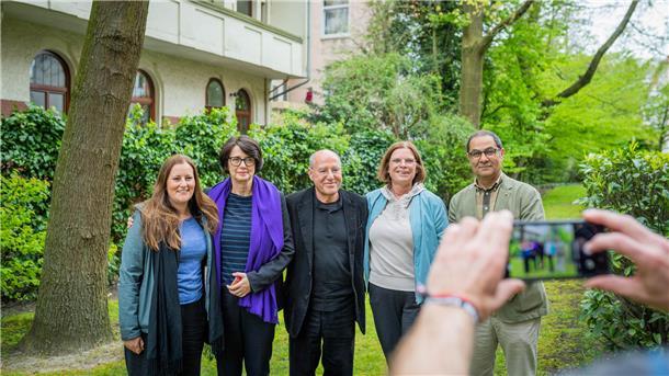 Wahlkampfendspurt der Linken in Bremerhaven: Bundesparteivorsitzende Janine Wissler, Gesundheitssenatorin Claudia Bernhard, Urgestein Gregor Gysi, Wirtschaftssenatorin Kristina Vogt und Bürgerschaftskandidat Muhlis Kocaaga.