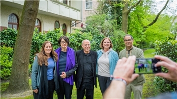 Wahlkampfendspurt der Linken in Bremerhaven: Bundesparteivorsitzende Janine Wissler, Gesundheitssenatorin Claudia Bernhard, Urgestein Gregor Gysi, Wirtschaftssenatorin Kristina Vogt und Bürgerschaftskandidat Muhlis Kocaaga.