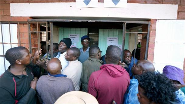 Simbabwe: Opposition spricht von Wahlmanipulation Wahllokal in Harare.