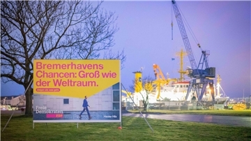 Wahlplakat der FDP in Bremerhaven am Neuen Hafen im März 2023. Foto: Hartmann
