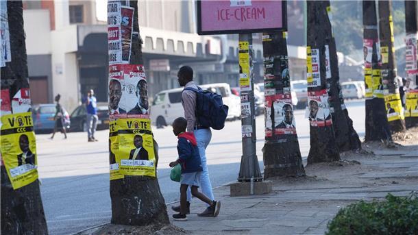 Simbabwe: Opposition spricht von Wahlmanipulation Wahlplakate werben in Simbabwes Hauptstadt Harare für die Kandidaten in der Präsidenten- und Parlamentswahl. Amtsinhaber Emmerson Mnangagwa steht wegen Gängelung der Opposition in der Kritik.