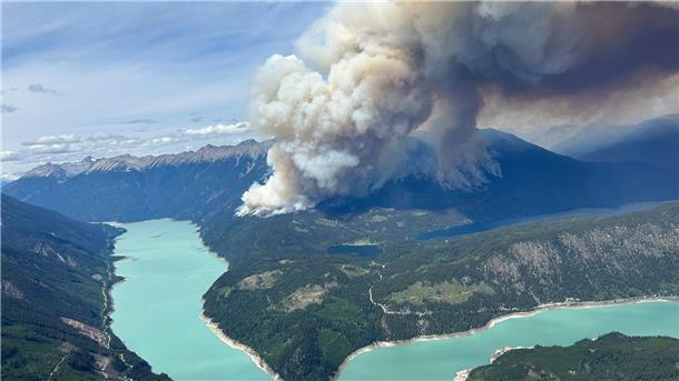Brände in Europa und Kanada halten Zehntausende in Atem Waldbrände in der Nähe des Downton Lake im südlichen Teil von British Columbia.