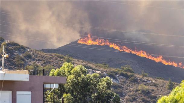 Waldbrand Nahe der Ortschaft Gennadi auf Rhodos. In Griechenland toben Waldbrände in zahlreichen Regionen.