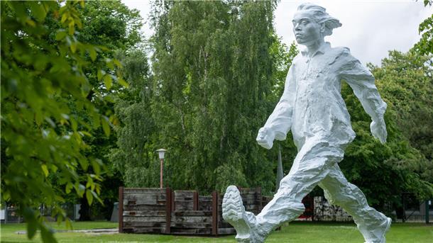 Eine Skulptur eines Hundes.