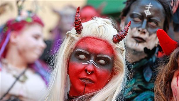 Walpurgisnacht im Harz mit Kostümen und Live-Musik Walpurgisfest in Wernigerode.