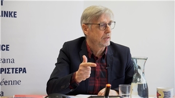 Walter Baier, Vorsitzender der Europäischen Linken, will mit Forderungen nach bezahlbarem Wohnraum, kostenlosem Zugang zu Bildung, Gesundheitsvorsorge und öffentlichem Nahverkehr im Europawahlkampf punkten.