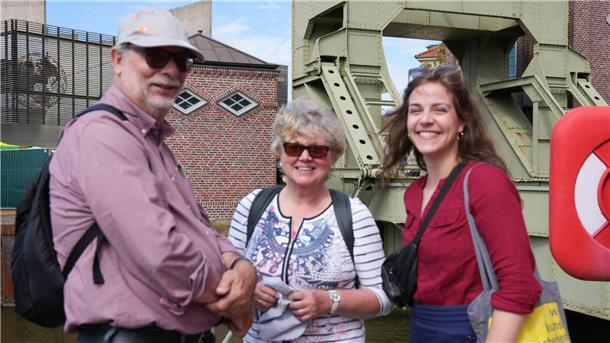 Ein Hoch auf euch! Das sind die Besucher der Maritimen Tage in Bremerhaven (Fotos) Walter, Inge und Steffi Oelker sind zum Ende ihres Urlaubs nach Bremerhaven gekommen und genießen hier das Treiben der Maritimen Tage und den Zoo am Meer. Familie Oelker ist aus Celle zu Besuch an der Küste.